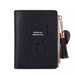 Dompet mini warna hitam seperti dompet kartu disertai rumbai pada resleting