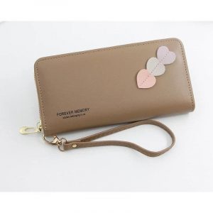 Dompet panjang berwarna cokelat mocca disertai aksesoris love tempel pada area depan