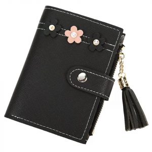 dompet warna hitam berukuran mini dengan kancing