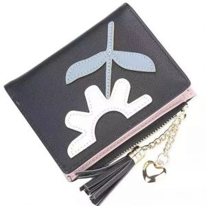Dompet Warna hitam dengan Bunga matahari berwarna putih disertai daun