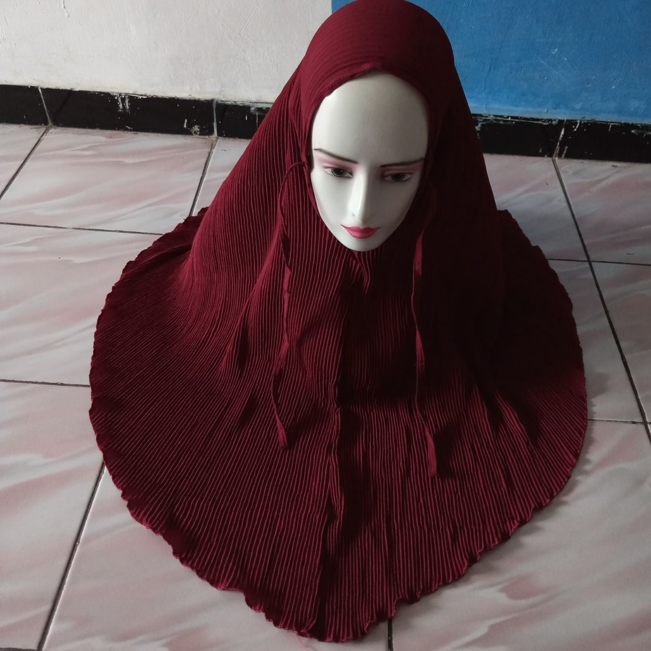 ini adalah Bergo Plisket Maroon, size: Panjang depan 72 cm, Belakang 82 cm, material: Cotton Diamond Italiano, color: Red maroon, brand: JilbabbergoIndonesia, age_group: all ages, gender: female