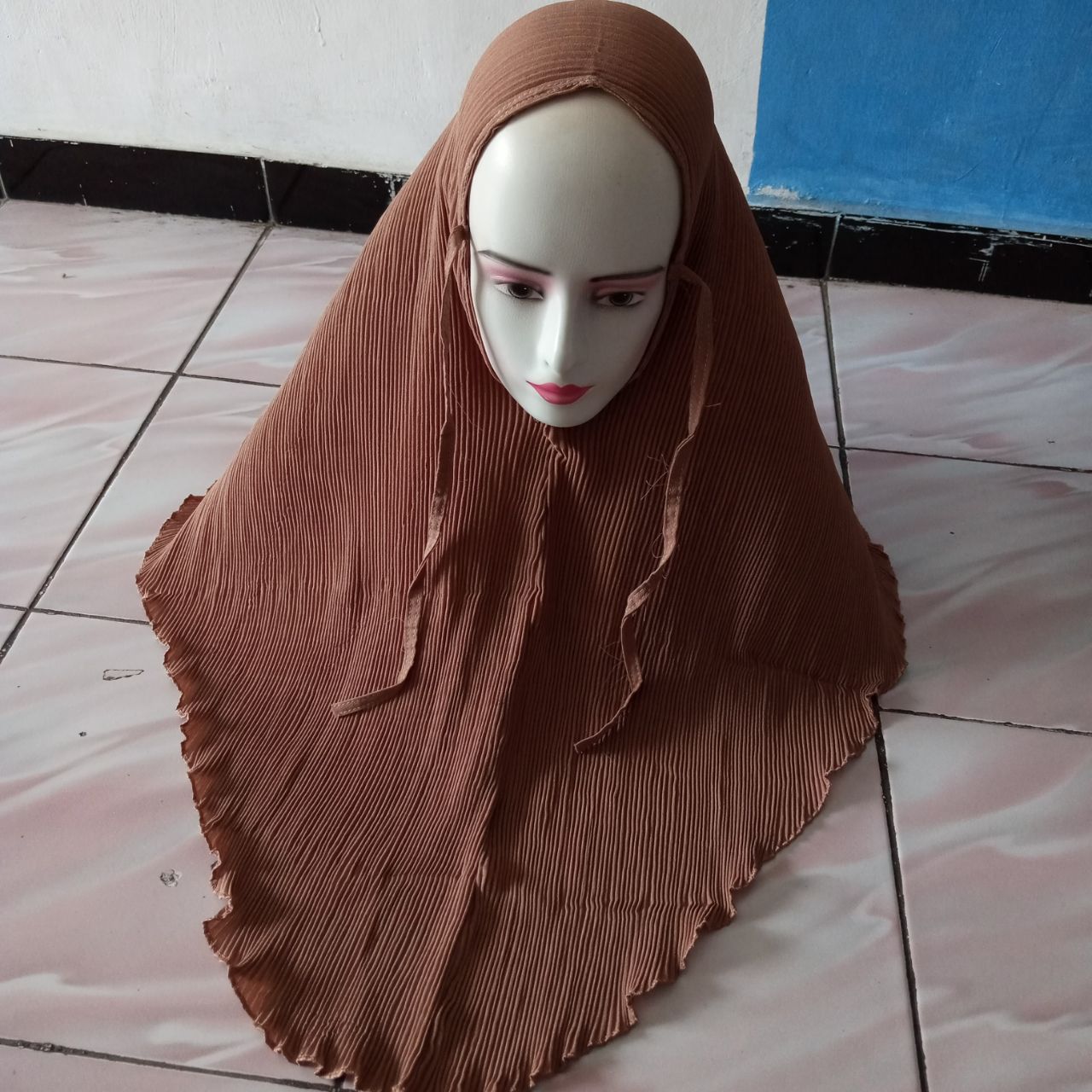 ini adalah Bergo Plisket Milo, size: Panjang depan 72 cm, Belakang 82 cm, material: Cotton Diamond Italiano, color: Chocho Milo, brand: JilbabbergoIndonesia, age_group: all ages, gender: female