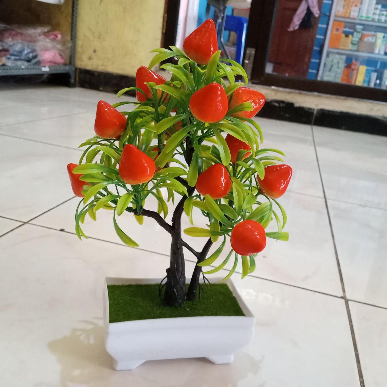 ini adalah Bunga Plastik Strawberry, size: 4 oz, material: Plastic, color: red, brand: Dekorasiindonesia, age_group: all ages, gender: unisex