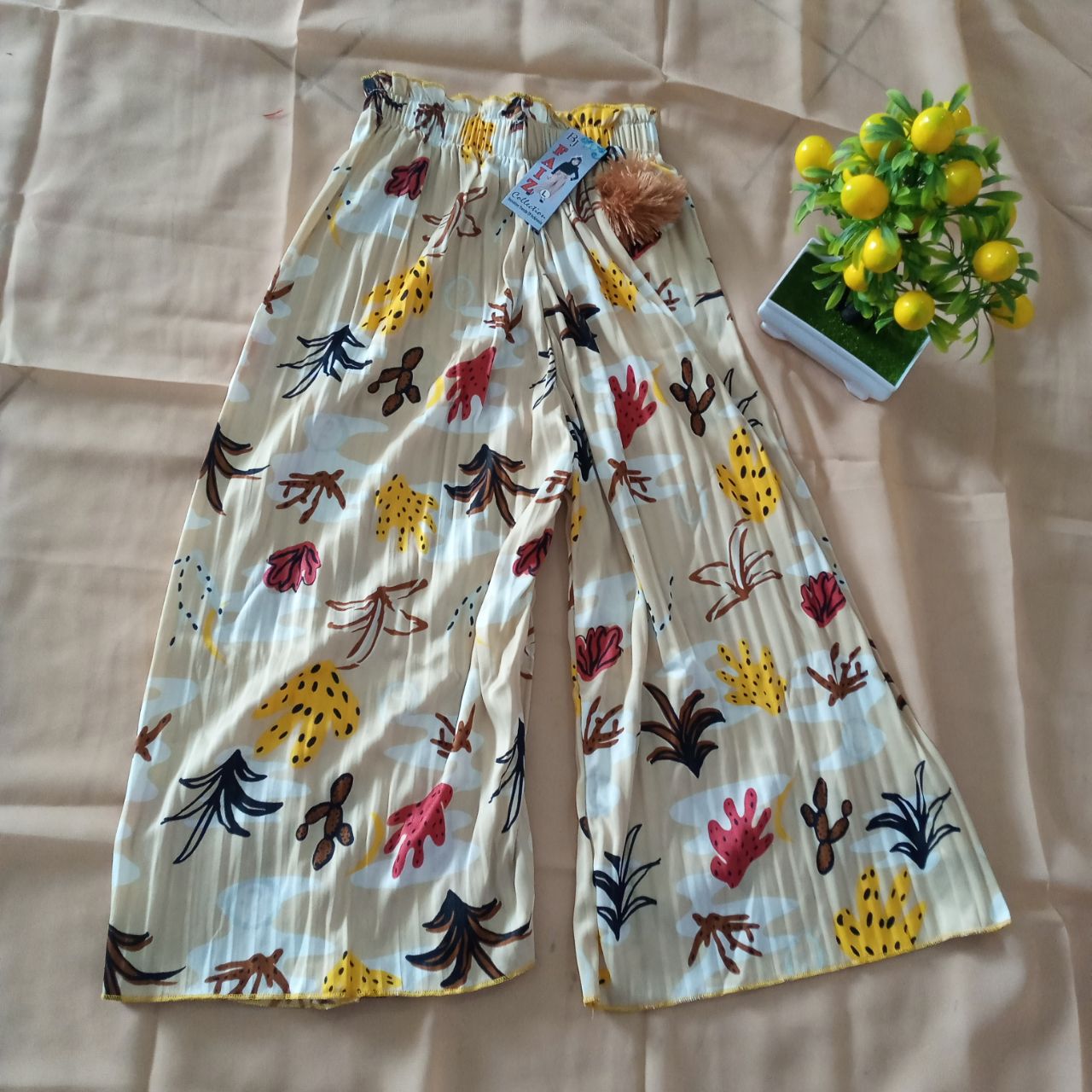 ini adalah Kulot Plisket Anak Motif Cream, size: Long 64 cm, material: Jersey, color: cream, brand: BajuAnakindonesia, age_group: kids, gender: unisex