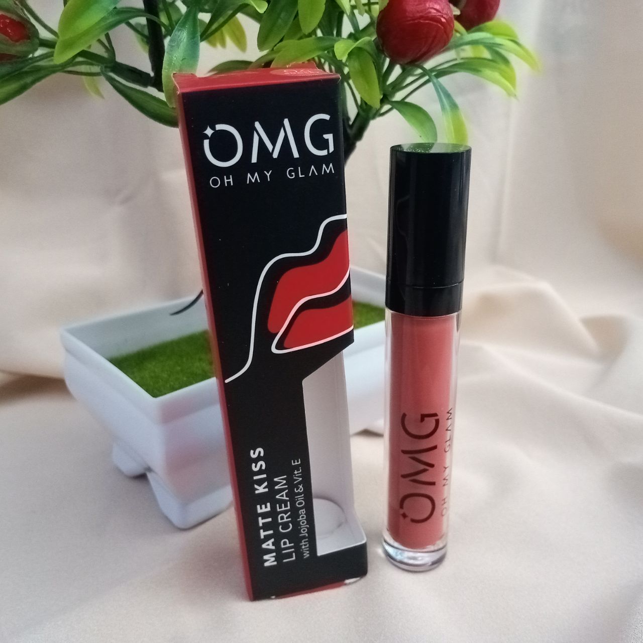 ini adalah Lipcream OMG 04, brand: OMG - Oh My Glam Matte Kiss Lip Cream, age_group: all ages, gender: female