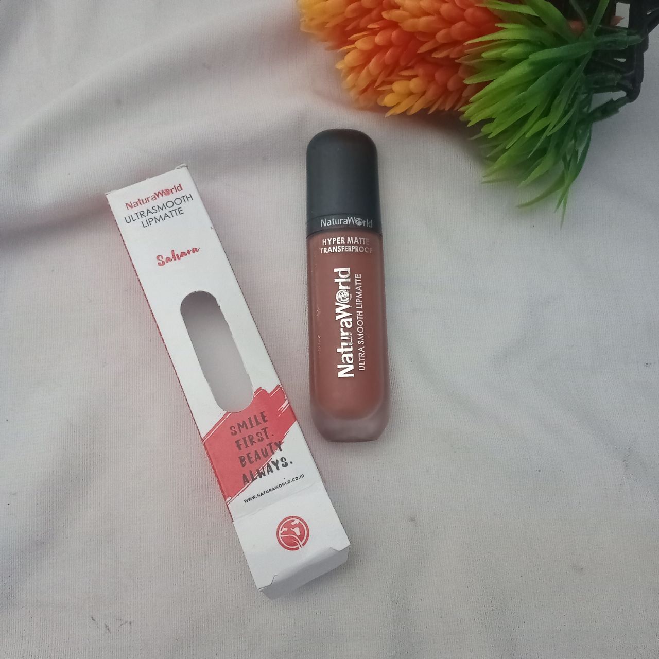 ini adalah Natura Lipmatte Sahara, color: Pink, brand: Natura, age_group: all ages, gender: female