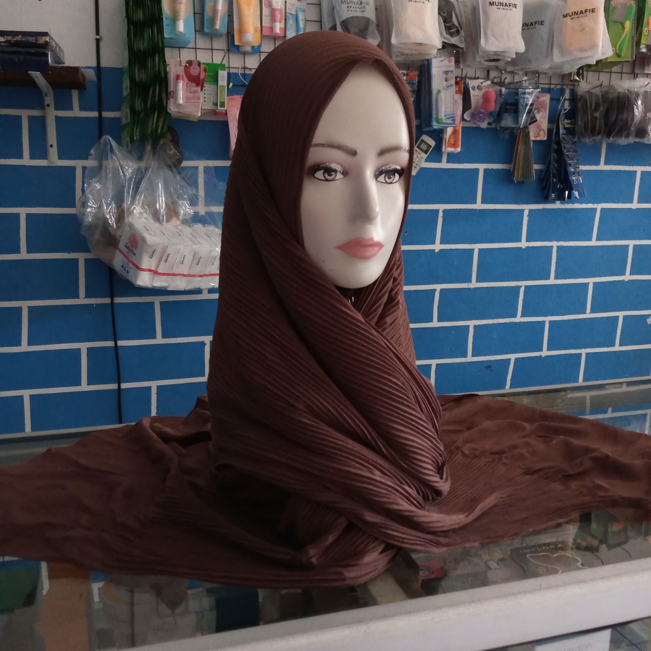 ini adalah Pasmina Plisket Coklat Tua, size: width 60 cm x Long 180 cm, material: Cutton Diamond, color: Chocholate, brand: Jilbabindonesia, age_group: all ages, gender: female