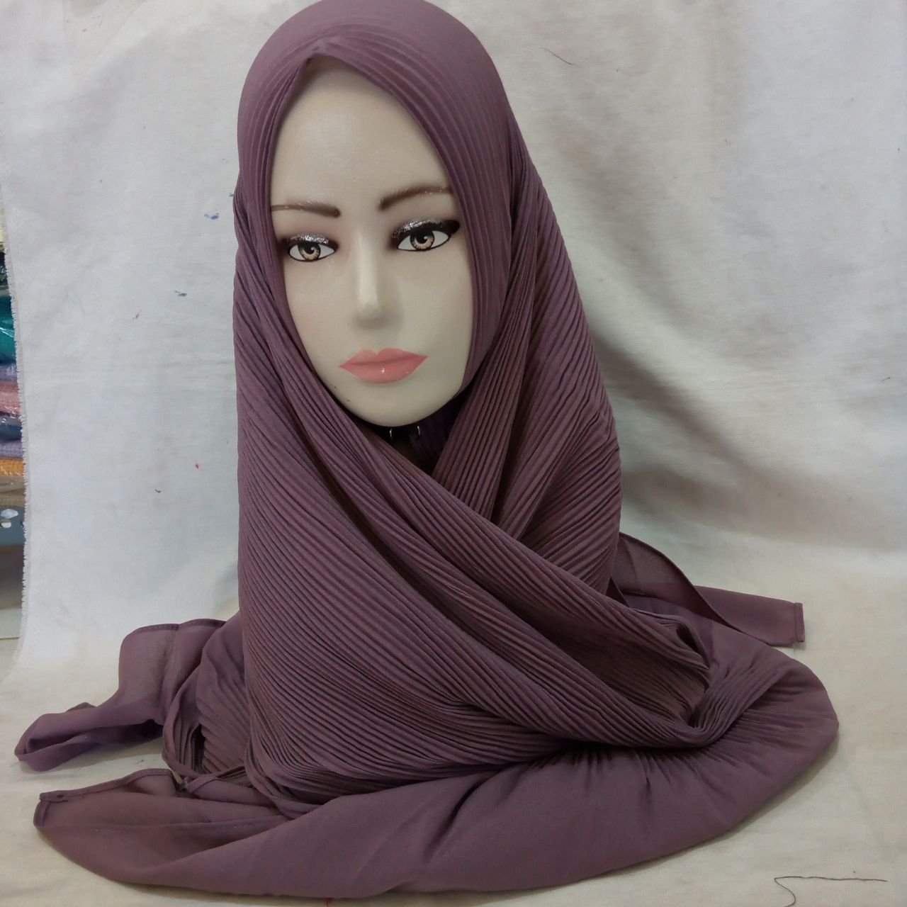 ini adalah Pasmina Plisket Lavender, size: width 60 cm x Long 180 cm, material: Cutton Diamond, color: purple lavender, brand: Jilbabindonesia, age_group: all ages, gender: female