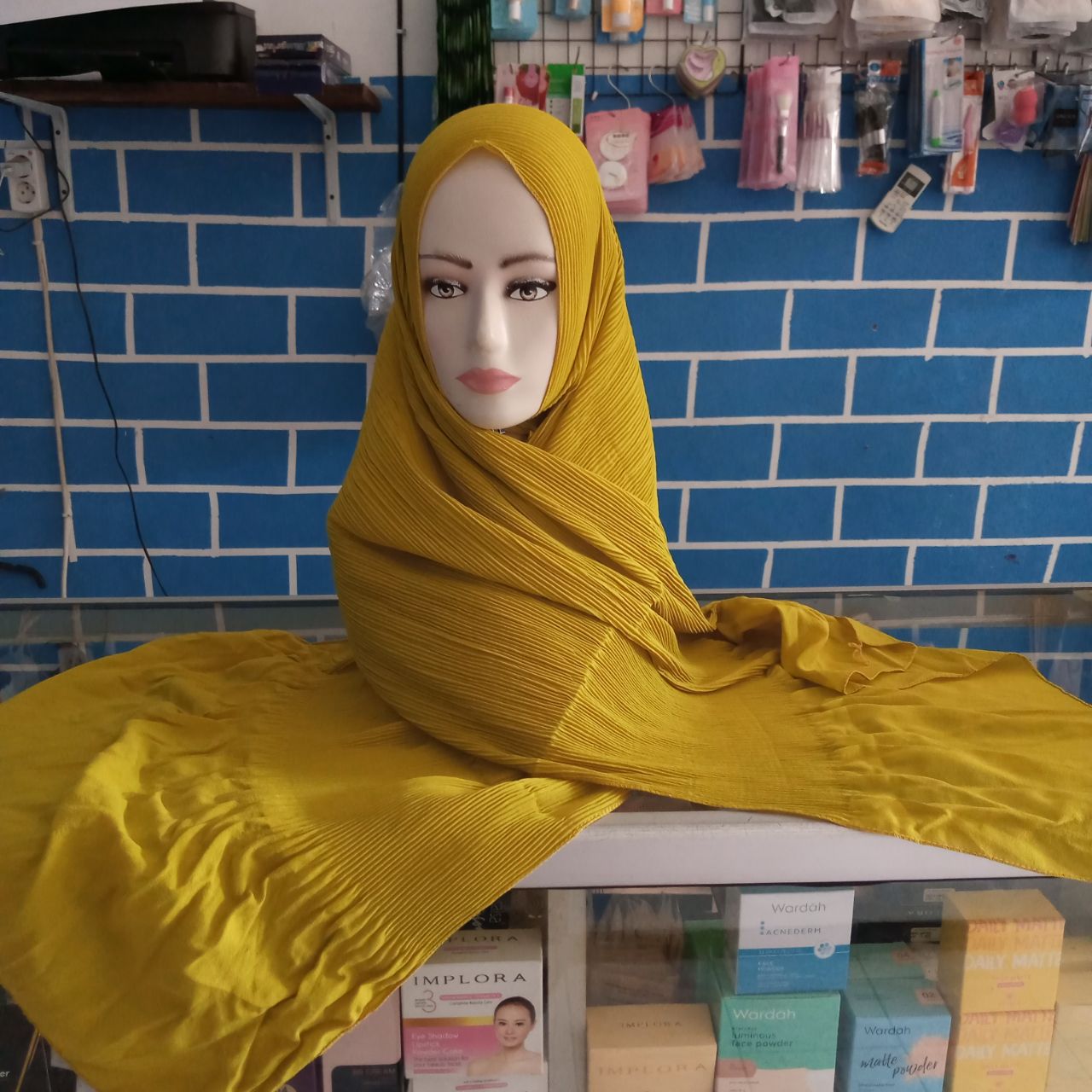 ini adalah Pasmina Plisket Lemon, size: width 60 cm x Long 180 cm, material: Cutton Diamond, color: yellow, brand: Jilbabindonesia, age_group: all ages, gender: female