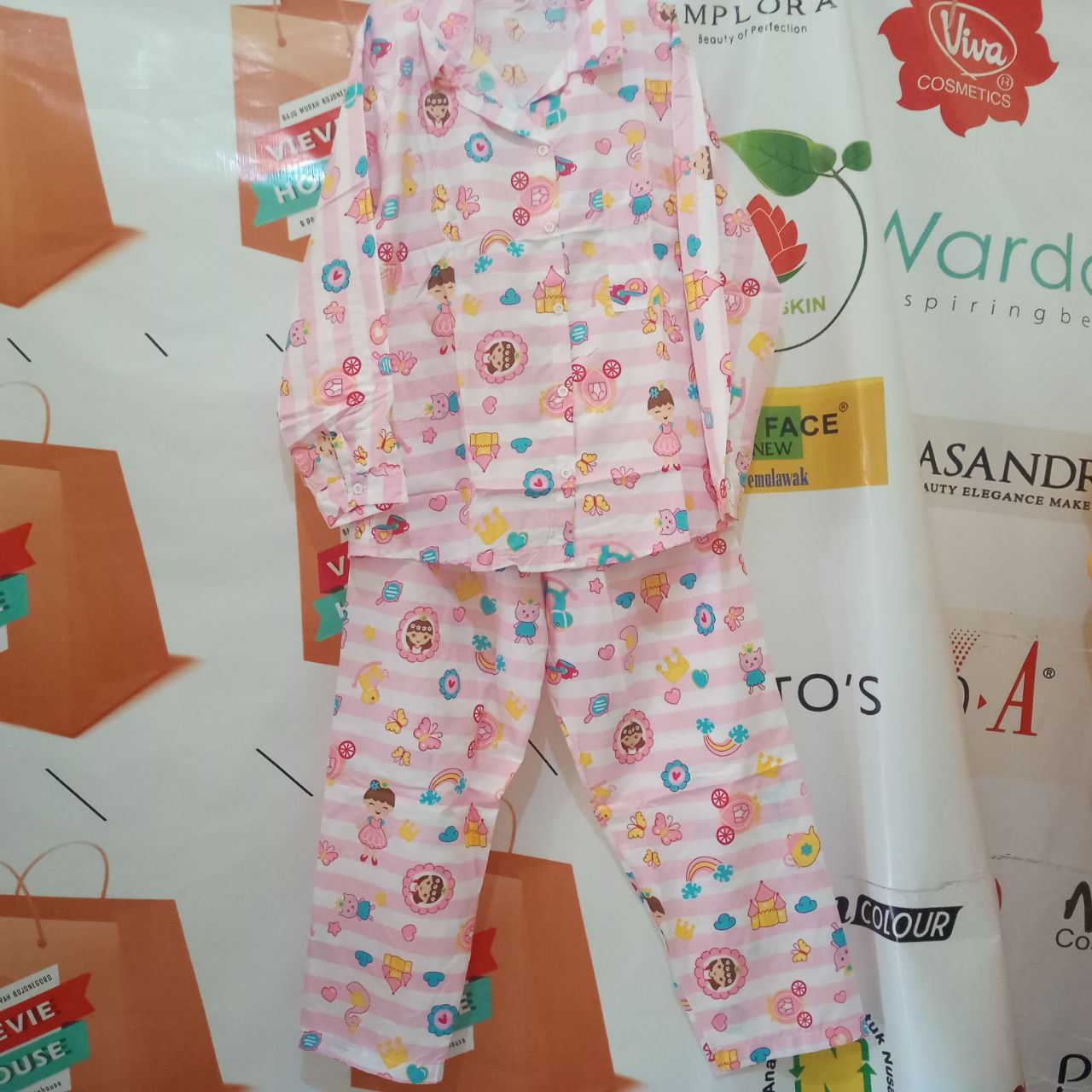 ini adalah Piyama PP Castle Pink, size: LD 104 cm, panjang celana 90 cm, material: cotton saten , color: pink, brand: piyamaindonesia, age_group: all ages, gender: female
