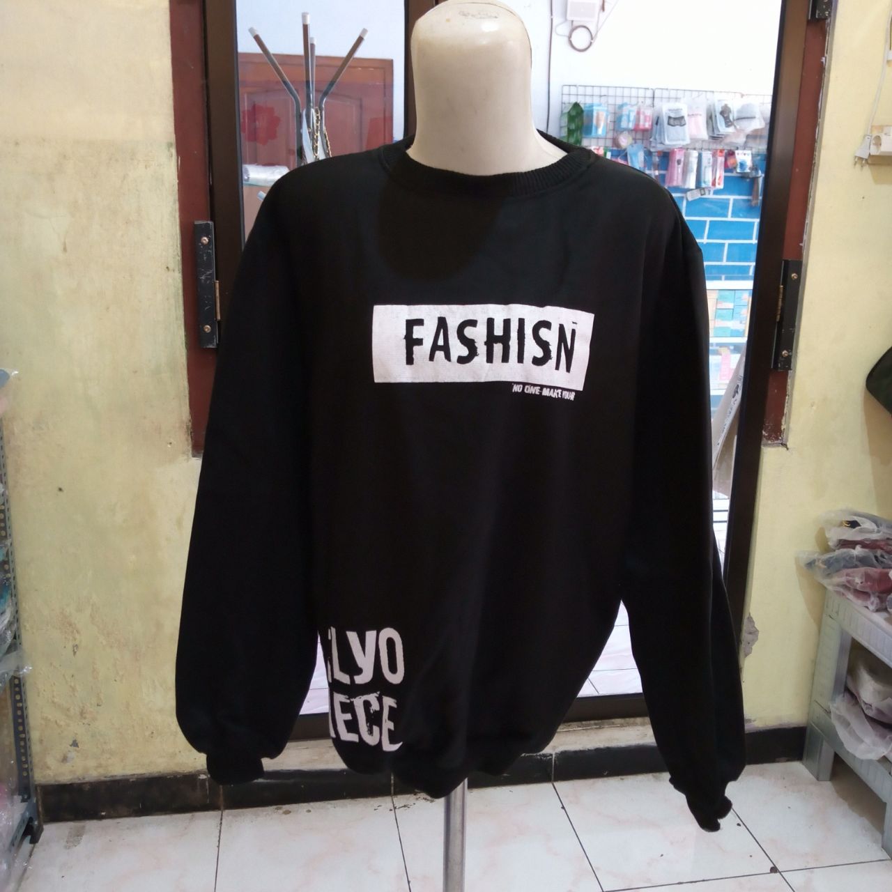 ini adalah Sweater Fashisn Hitam, size: LD 90cm, Panjang 60cm, material: Fleece, color: black, brand: jaketindonesia, age_group: all ages, gender: unisex