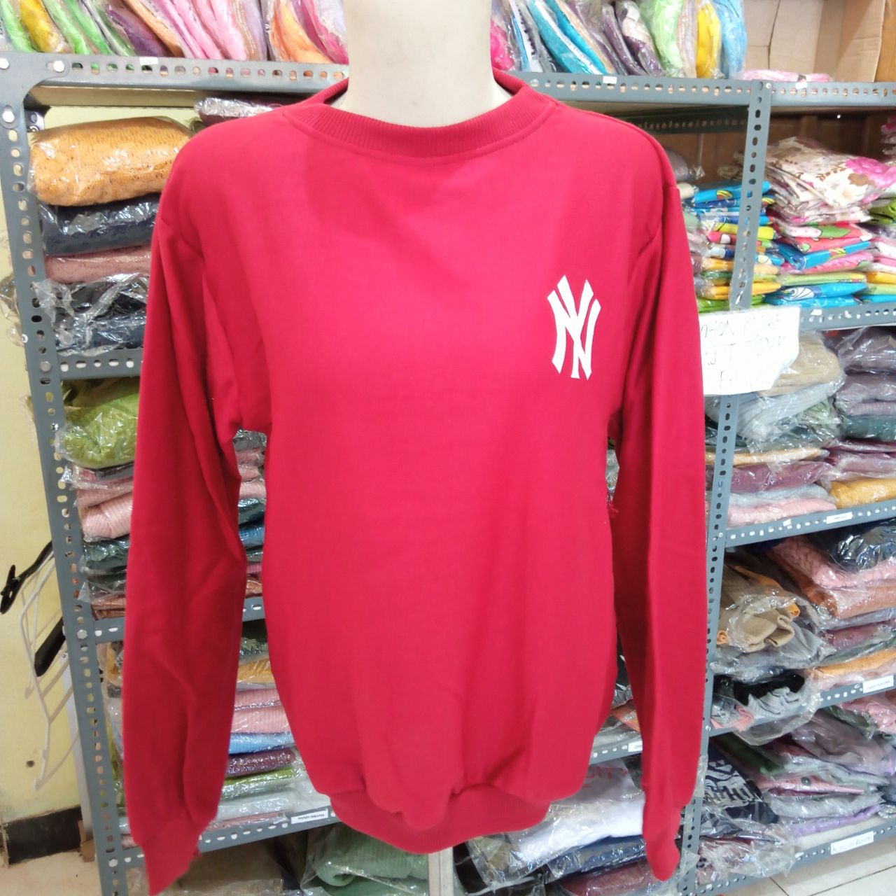 ini adalah Sweater NY2 Marun, size: LD 90cm, Panjang 60cm, material: Fleece, color: Red, brand: jaketindonesia, age_group: all ages, gender: unisex