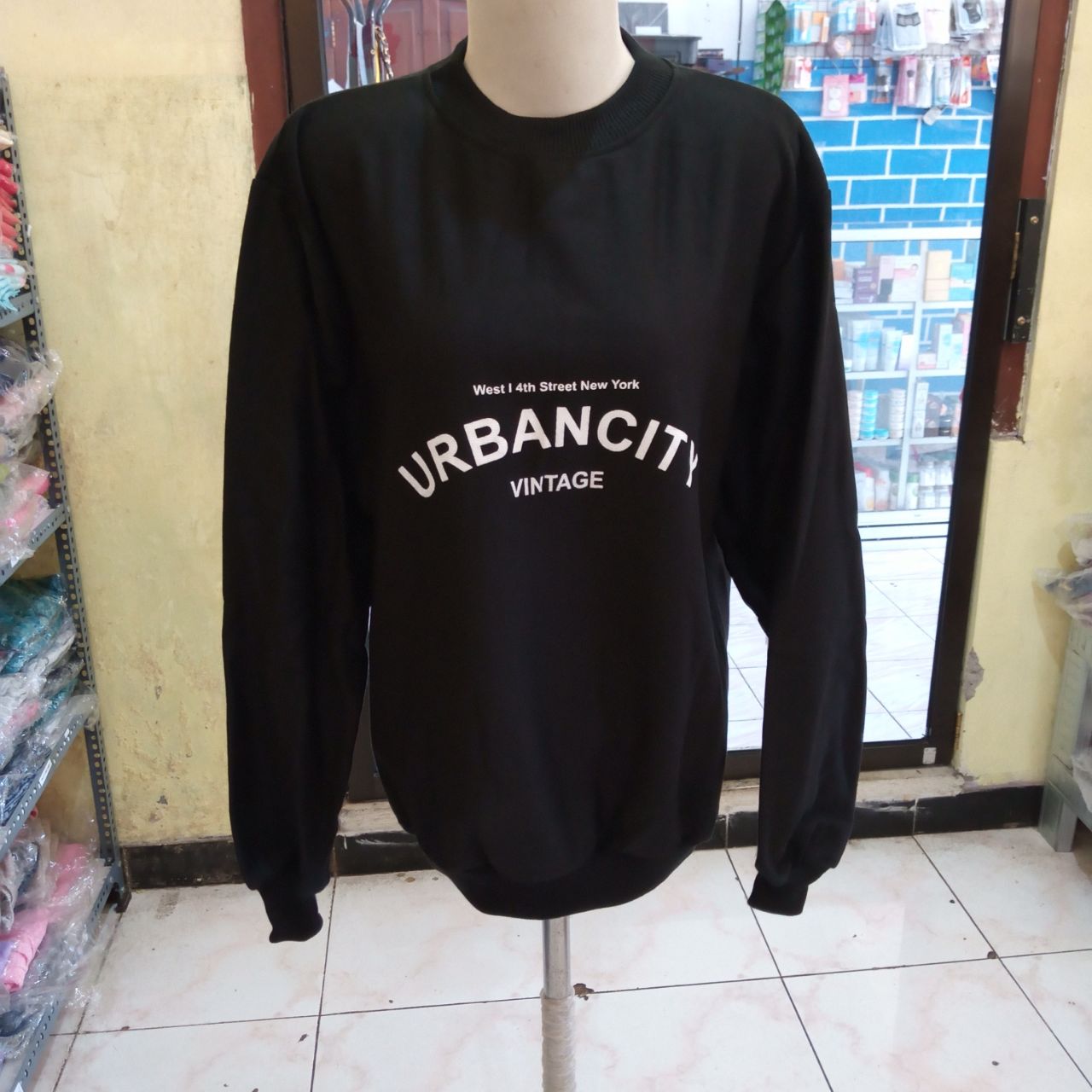 ini adalah Sweater Urban Hitam, size: LD 90cm, Panjang 60cm, material: Fleece, color: Black, brand: jaketindonesia, age_group: all ages, gender: unisex