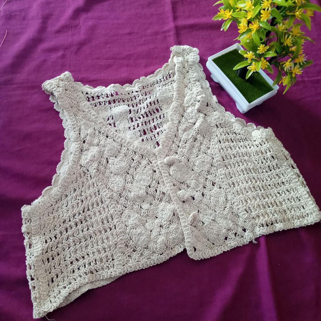 ini adalah Vest Bordir Acha Cream, size: L, material: wool, color: Cream, brand: veststyleindonesia, age_group: all ages, gender: female