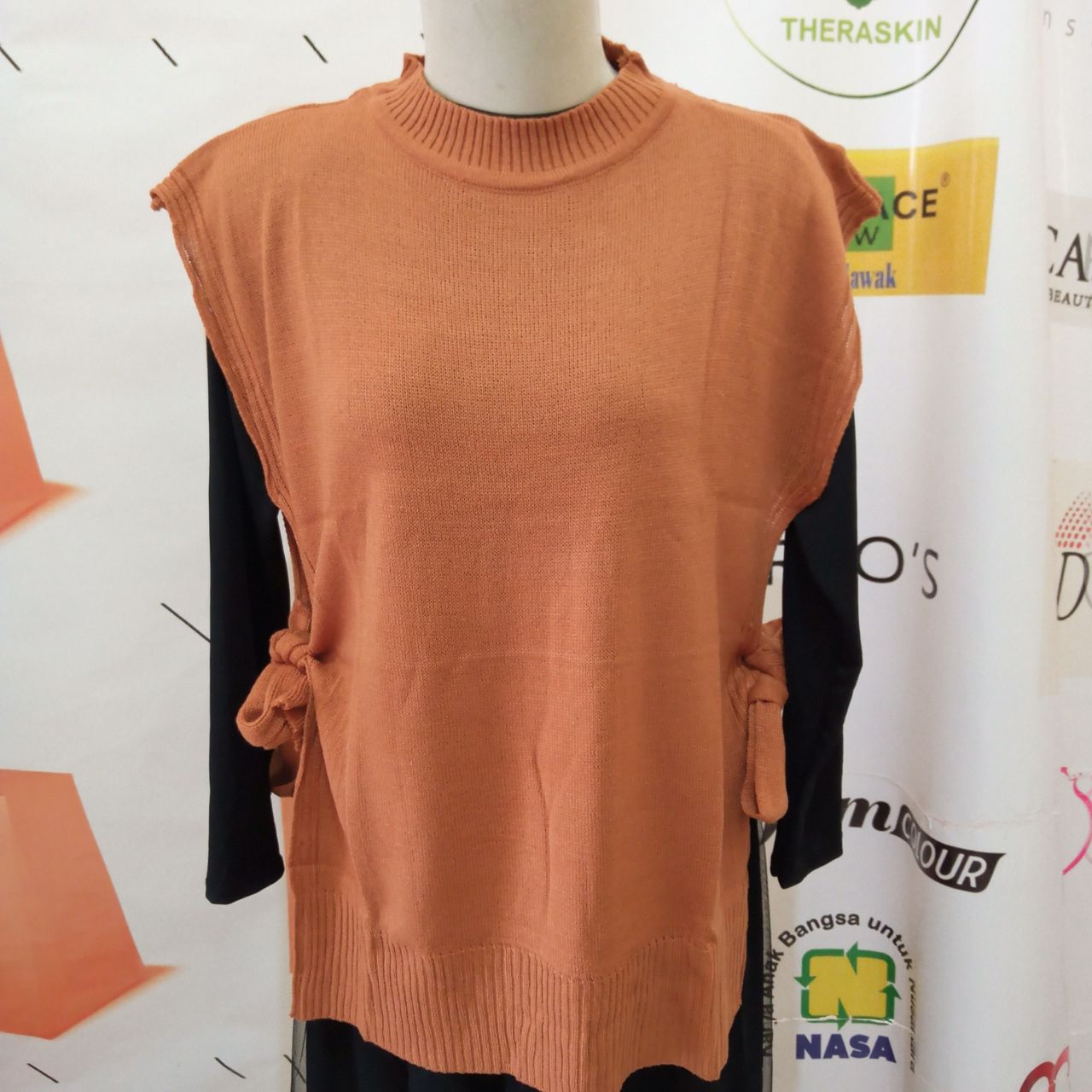 ini adalah Rajut Vest Andin Coral, size: L, material: knit, color: Chocholate-coral, brand: vestknittindonesia, age_group: all ages, gender: female