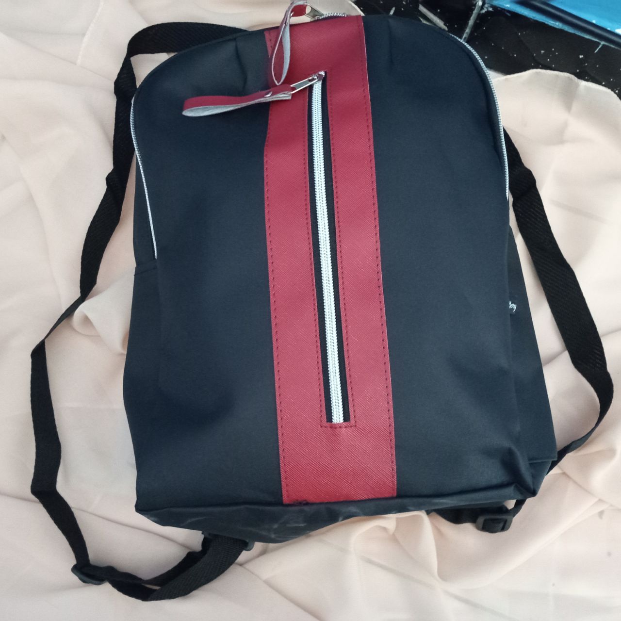 ini adalah Tas Mikro Merah, size: 33 cm x 27 cm, material: canvas, color: black, brand: tasranselindonesia, age_group: all ages, gender: unisex