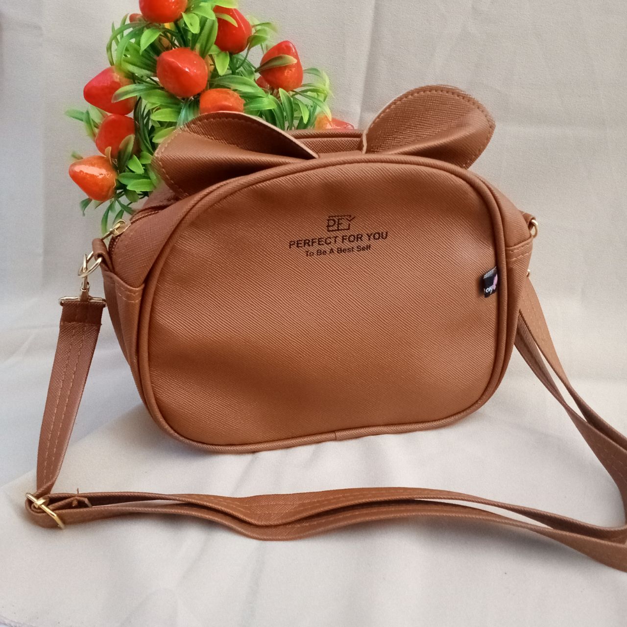 ini adalah Tasel Klu Coklat, size: Diameter 17 cm, material: Sintetis, color: Chocholate, brand: tasranselindonesia, age_group: all ages, gender: unisex