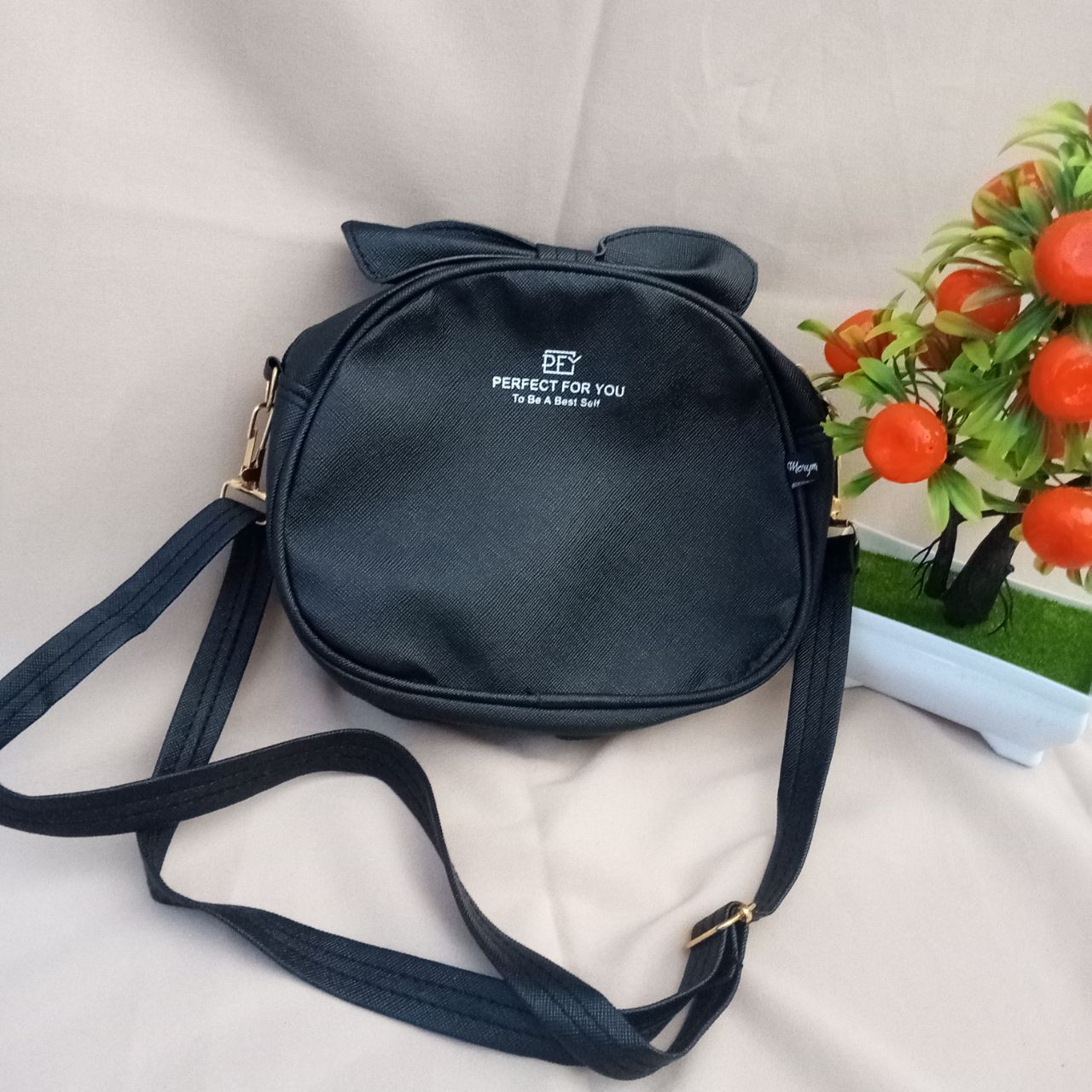 ini adalah Tasel Klu Hitam, size: Diameter 17 cm, material: Sintetis, color: black, brand: tasranselindonesia, age_group: all ages, gender: unisex
