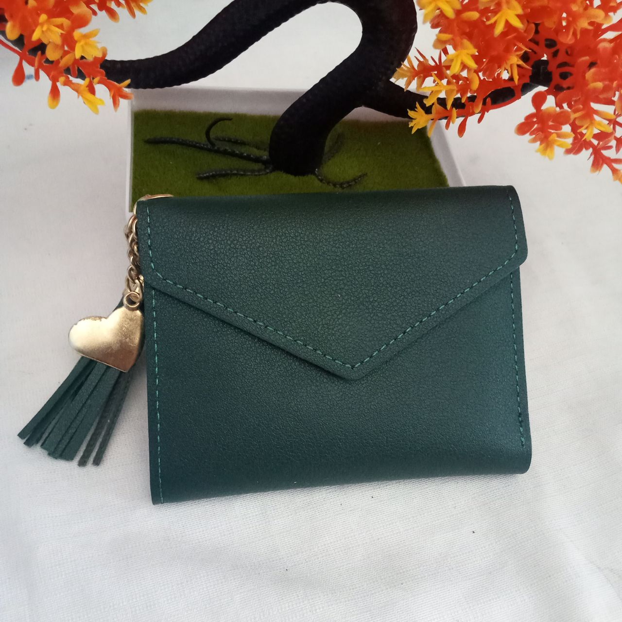 ini adalah Dompet Mini V Emerald, size: 11 cm x 9 cm, material: sintetis, color: green, brand: Dompetindonesia, age_group: all ages, gender: female