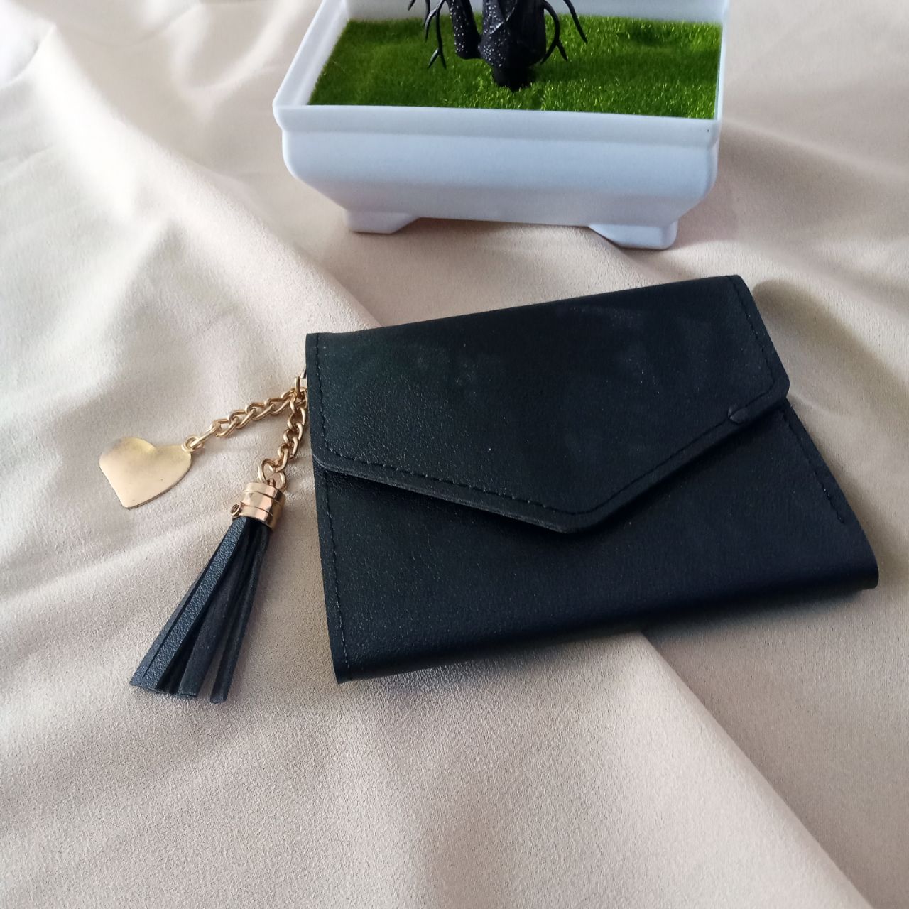 ini adalah Dompet Mini V Hitam, size: 11 cm x 9 cm, material: sintetis, color: black, brand: Dompetindonesia, age_group: all ages, gender: female