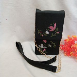 ini adalah Tasel Bordir Dila Hitam, size: 20 cm x 11 cm, material: Sintetis, color: black, brand: tasbahuindonesia, age_group: all ages, gender: unisex