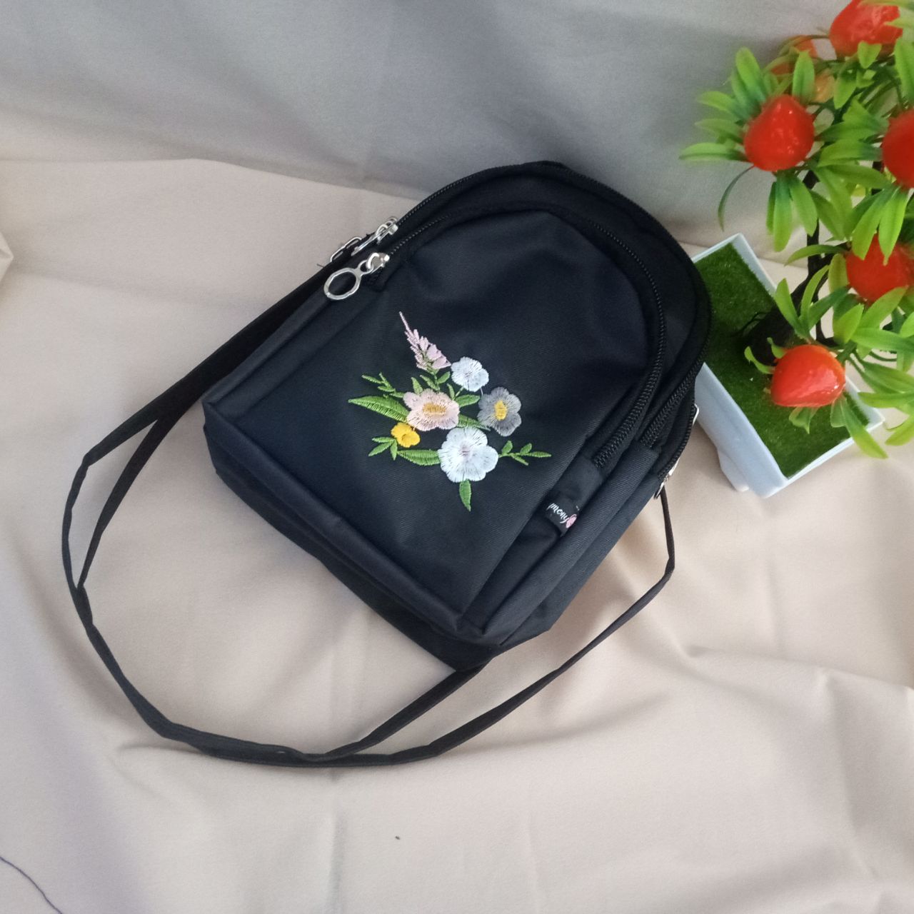 ini adalah Tas Elra Hitam, size: 20 cm x 15 cm, material: Mikro, color: black, brand: tas bahu indonesia, age_group: all ages, gender: female