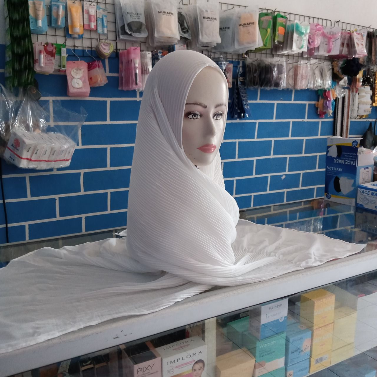 ini adalah Pasmina Plisket Putih, size: width 60 cm x Long 180 cm, material: Cotton Diamond, color: white, brand: Jilbabindonesia, age_group: all ages, gender: female