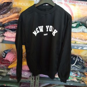 ini adalah Sweater New Hitam, size: LD 90cm, Panjang 60cm, material: Fleece, color: black, brand: jaketindonesia, age_group: all ages, gender: unisex