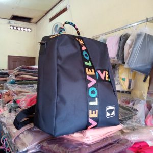 ini adalah Tas Akia, size: 30 cm x 25 cm, material: canvas, color: black, brand: tasranselvindonesia, age_group: all ages, gender: female