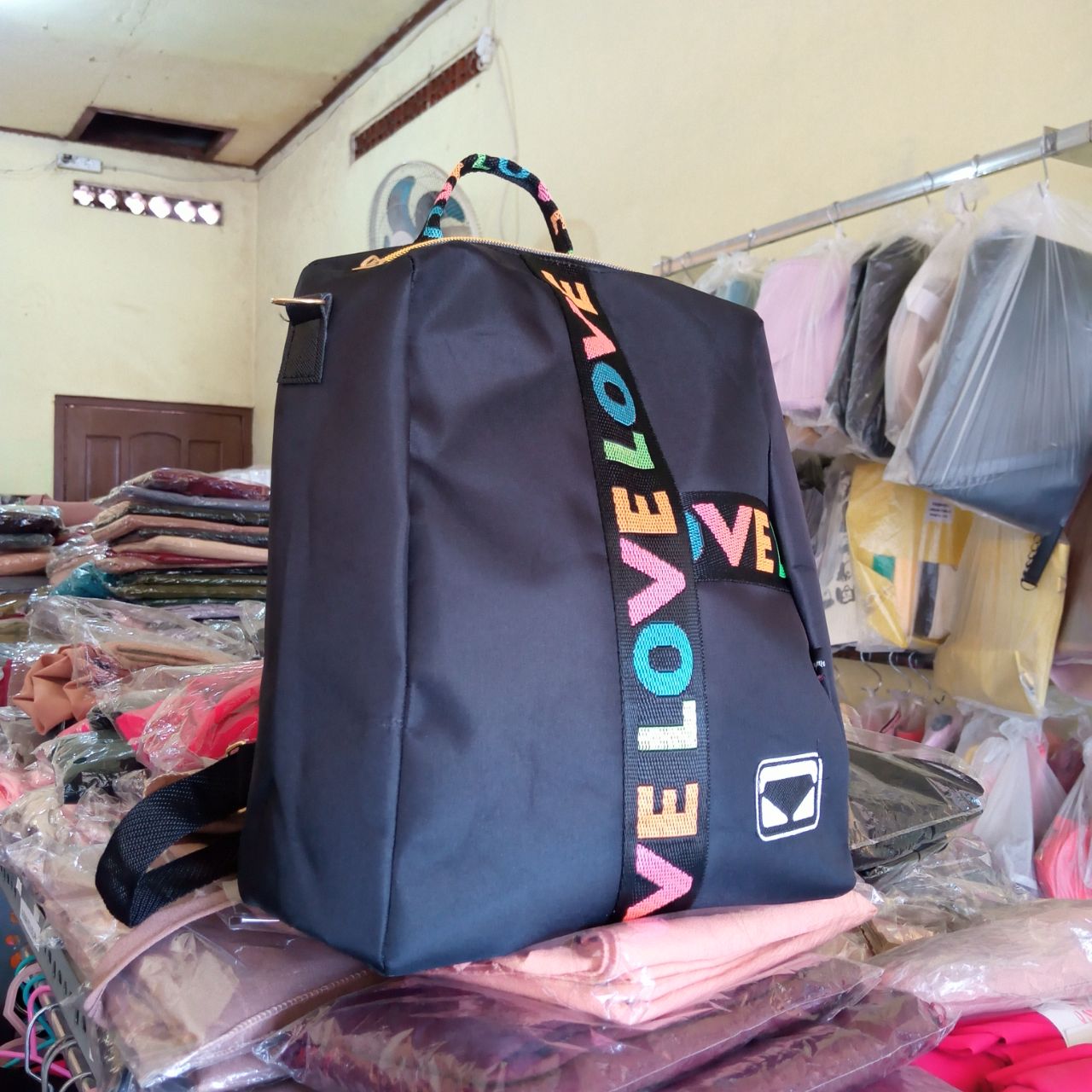 ini adalah Tas Akia, size: 30 cm x 25 cm, material: canvas, color: black, brand: tasranselvindonesia, age_group: all ages, gender: female