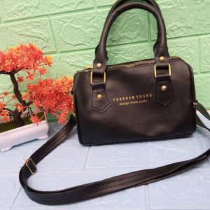 ini adalah Tas Lois Hitam, size: 21 cm x 13 cm, material: synthetic, color: black, brand: tasbahuindonesia, age_group: all ages, gender: female