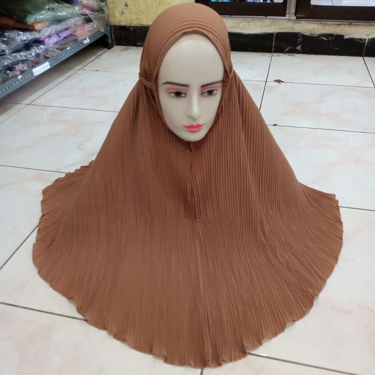 ini adalah Bergo Plisket Mocca, size: Panjang depan 72 cm, Belakang 82 cm, material: Cotton Diamond Italiano, color: chocholate mocca, brand: JilbabbergoIndonesia, age_group: all ages, gender: female