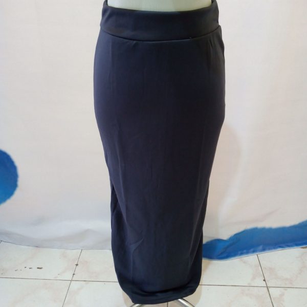 ini adalah Rok Span Abutua, size: Long 90cm, material: scuba, color: dark grey, brand: Bajuwanitaindonesia, age_group: all ages, gender: female