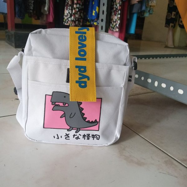 ini adalah Tas Dinomi Putih, size: 24cm x 21cm, material: canvas, color: white, brand: tasmurahindonesia, age_group: all ages, gender: female