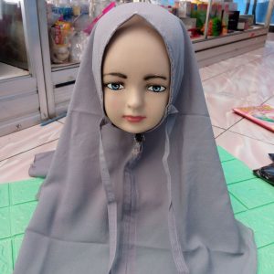 ini adalah Bergo Renda Anak Abu, size: depan 26cm, belakang 51cm, material: cotton Diamond Italiano, color: grey, brand: Jilbabwanitaindonesia, age_group: kids, gender: female