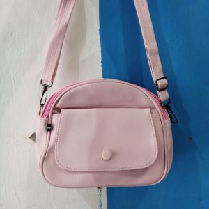 ini adalah Tas Ahira Pink, size: 20cm x 18cm, material: Miniso, color: Pink, brand: tasmurahindonesia, age_group: all ages, gender: female