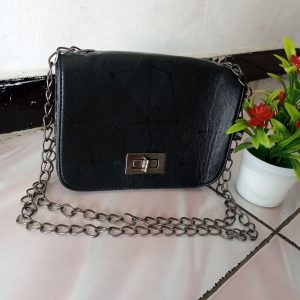 ini adalah Tas Sky Hitam, size: 22 cm x 18 cm, material: synthetic, color: black, brand: tasmurahindonesia, age_group: all ages, gender: female