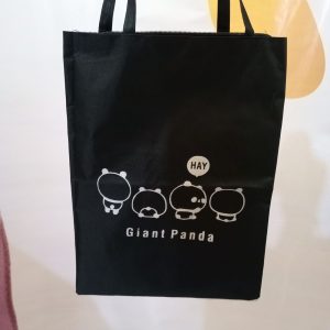 ini adalah Totebag Giant, size: 40cm x 35cm, material: canvas, color: black, brand: totebagbjnindonesia, age_group: all ages, gender: female