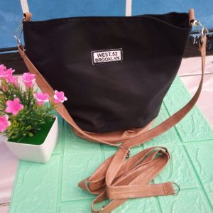 ini adalah Tas Giga Hitam, size: 30 cm x 27 cm, material: condura, color: black, brand: tasconduraindonesia, age_group: all ages, gender: female