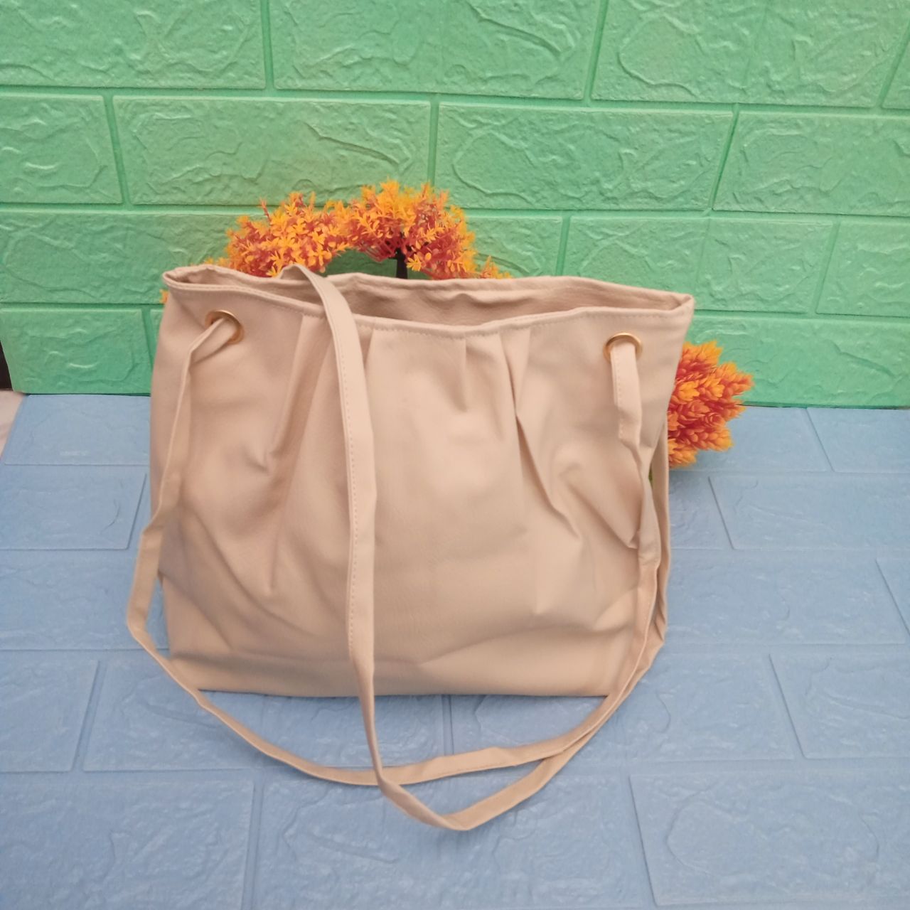 ini adalah Tas Mili Cream, size: 25cm x 25cm, material: synthetic, color: Cream, brand: tasmiliindonesia, age_group: all ages, gender: female
