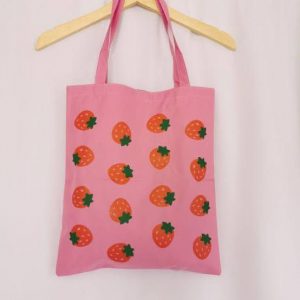 ini adalah Tote Strawberry PK, size: 40cm x 33cm, material: dinir, color: pink, brand: totebagstrindonesia, age_group: all ages, gender: female