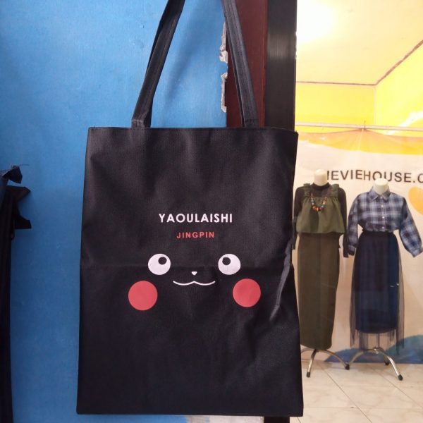 ini adalah Totebag Jingpin, size: 40cm x 35cm, material: canvas, color: black, brand: totebagbjnindonesia, age_group: all ages, gender: female