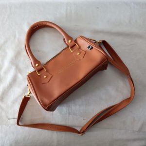 ini adalah Tas Lois Coklat, size: panjang 21 cm x tinggi 13 cm x lebar 11 cm, material: synthetic, color: chocholate, brand: tasbahulois, age_group: all ages, gender: female