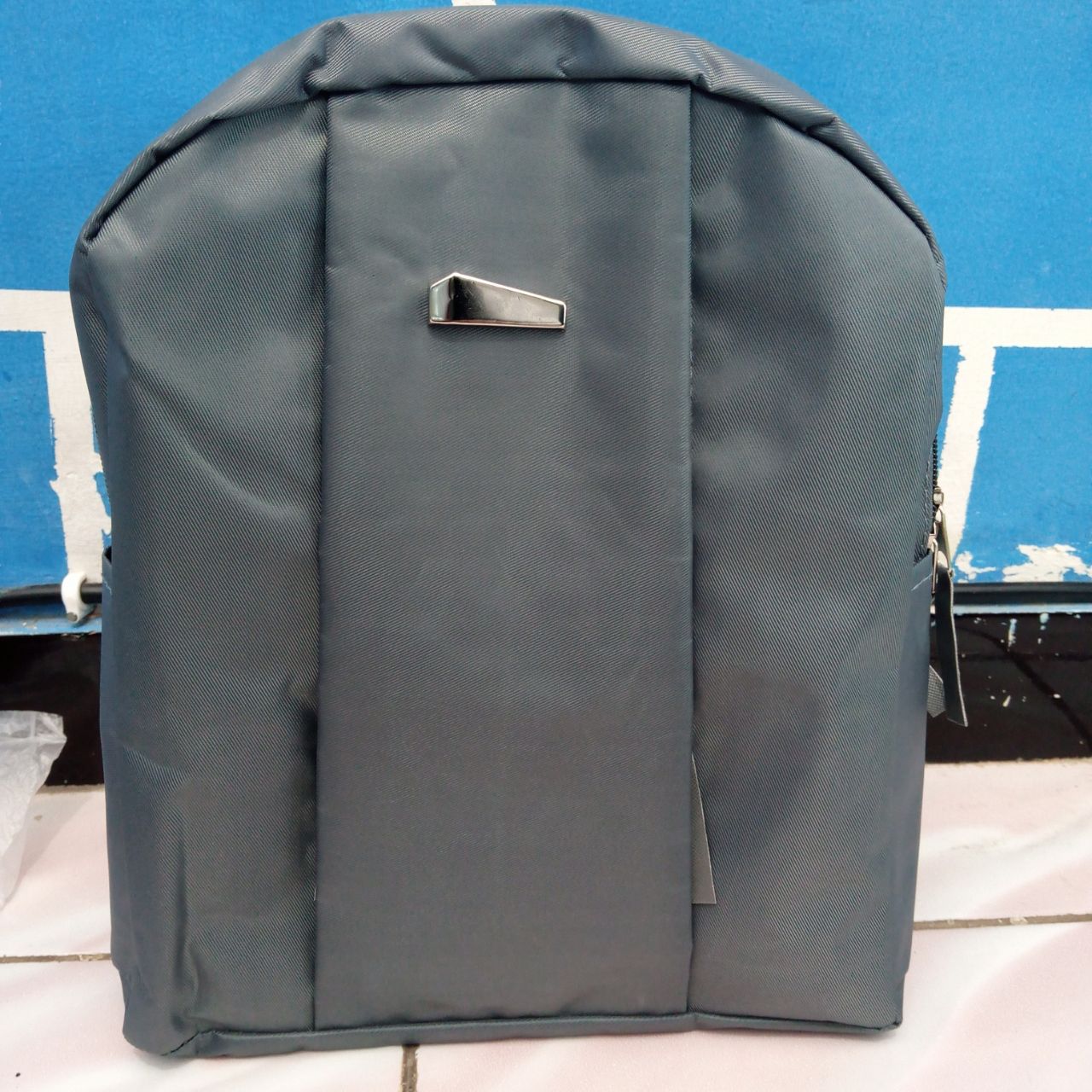 ini adalah Tas Marun Abu, size: 30 cm x 25 cm, material: mikro, color: grey, brand: tasmarunindonesia, age_group: all ages, gender: female