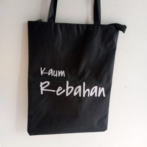 ini adalah Totebag Kaum, size: 40cm x 35cm, material: canvas, color: black, brand: totekaumindonesia, age_group: all ages, gender: female