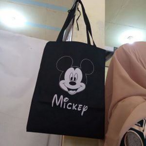 ini adalah Totebag Mikihitam, size: 40cm x 35cm, material: canvas, color: black, brand: totekaumindonesia, age_group: all ages, gender: female