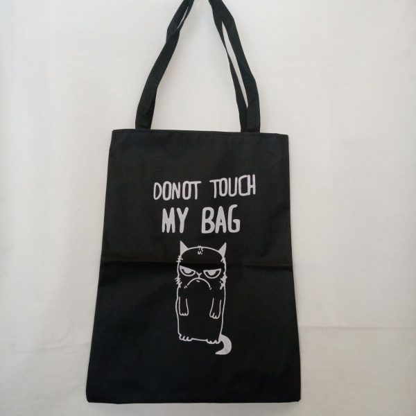 ini adalah Totebag Donot, size: 40cm x 35cm, material: canvas, color: black, brand: totedtindonesia, age_group: all ages, gender: female