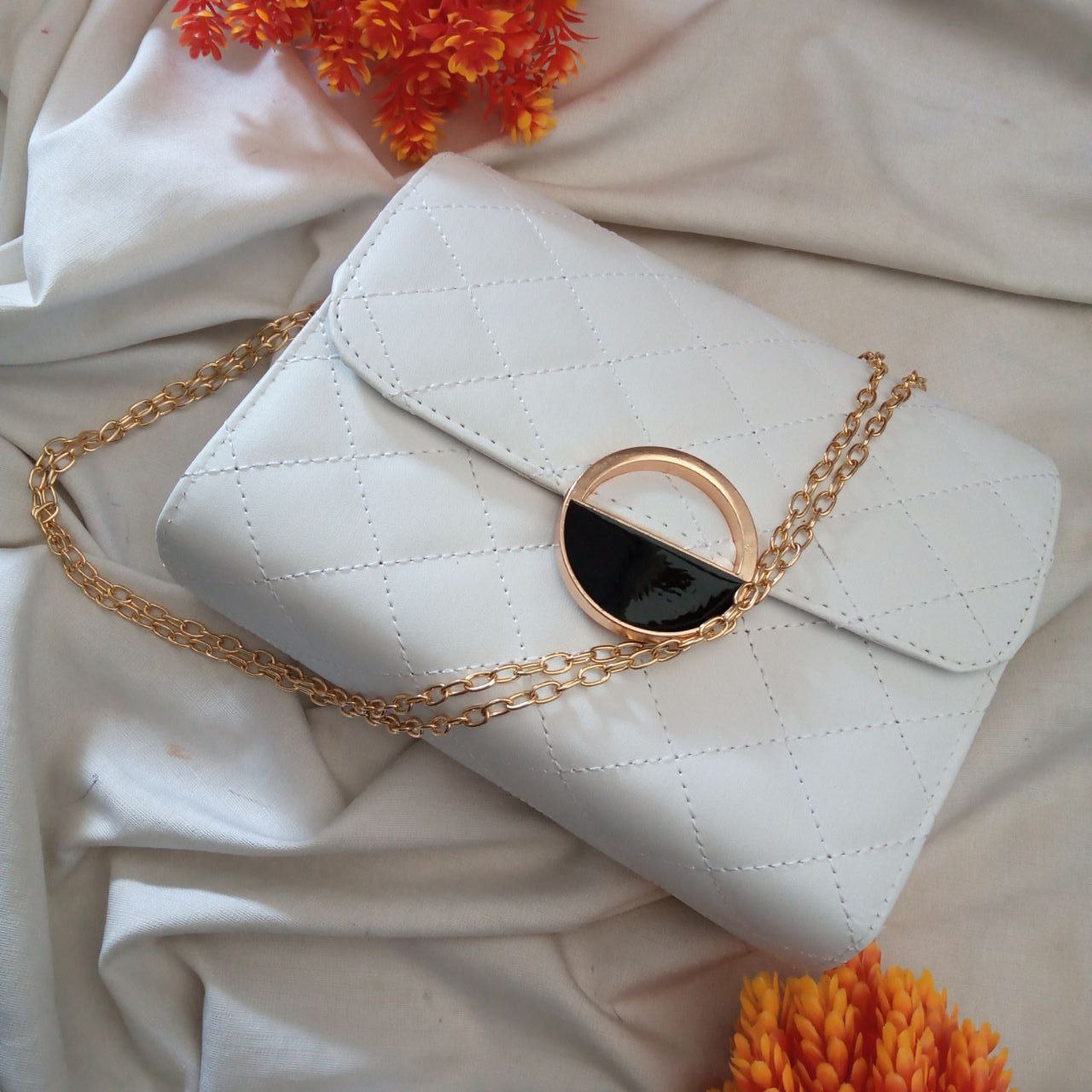 ini adalah Tas Teresia Putih, size: 18 cm x 13 cm, material: synthetic, color: white, brand: tasteresiaindonesia, age_group: all ages, gender: female