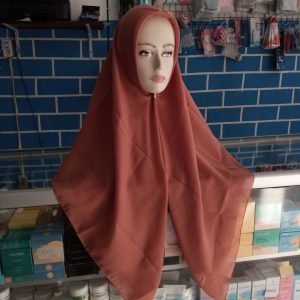 ini adalah Bella Square Walnut, size: 115 cm x 115 cm, material: Double Hycont , color: chocholate walnut, brand: Kerudungsegiempatindonesia, age_group: all ages, gender: female