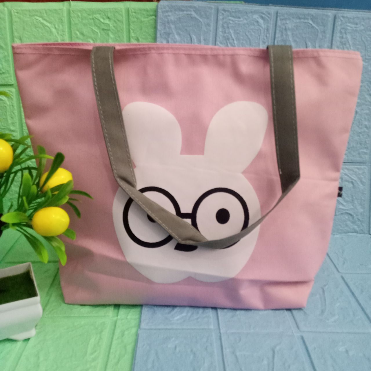 ini adalah Tote Bag Bon Pink, size: 30cm x 26cm, material: canvas, color: pink, brand: totebonindonesia, age_group: all ages, gender: female